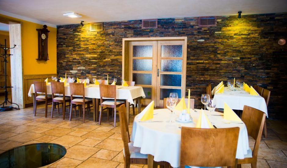 Penzion - Restaurace Na Myte Hotel Sezimovo Usti Ngoại thất bức ảnh